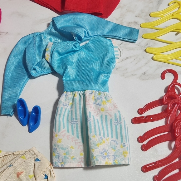 Vtg BARBIE HUGE LOT Clothes Shoes Hangers Accessories Outfits Gymnastics Tennis - Picture 10 of 16